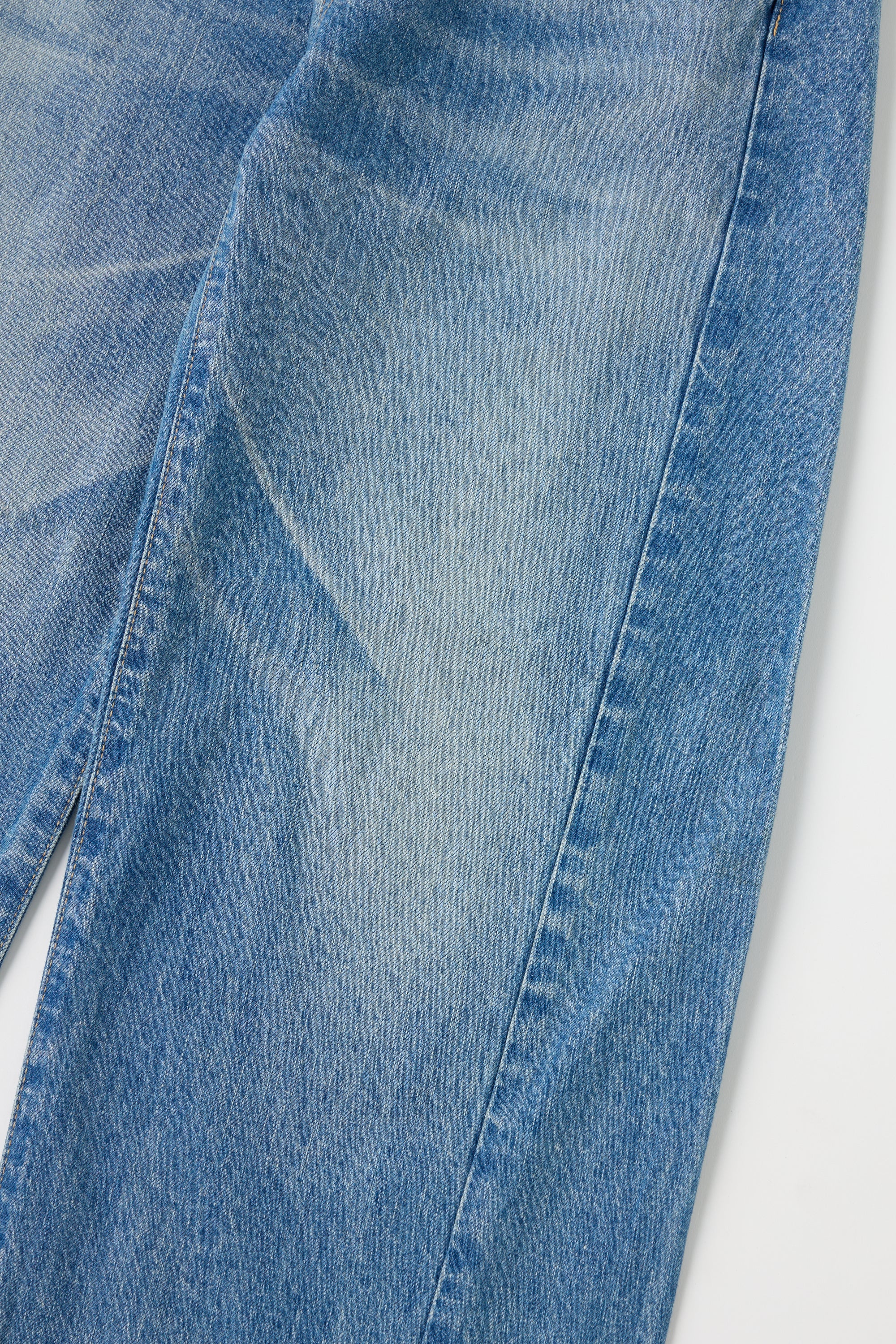 Close-up of Moussy Vintage Bayard Side Line Cocoon Blue jeans with visible stitching on a white background